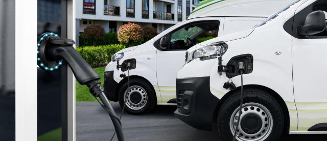 elektrische bestelbusjes aan de laadpaal