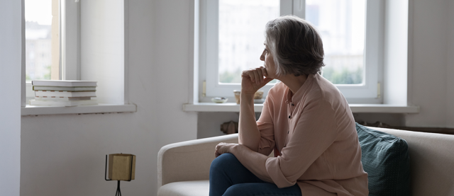 Verdrietige vrouw na overlijden partner