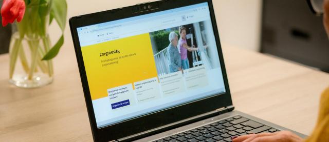 laptop met pagina zorgtoeslag belastingdienst