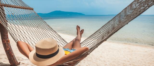 vrouw ligt te relaxen in hangmat