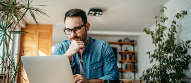 Man met laptop checkt financiële status