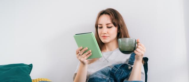 Onderneemster leest e-book