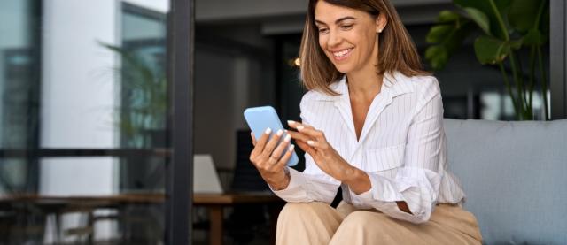 Ondernemer met telefoon in de hand