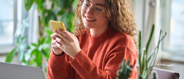 Jonge zzp'er kijkt op telefoon
