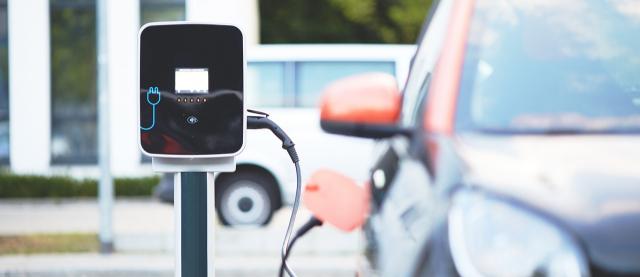 elektrische auto aan een laadpaal