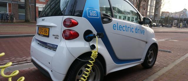 een emissieloze bedrijfsauto van een zzp'er