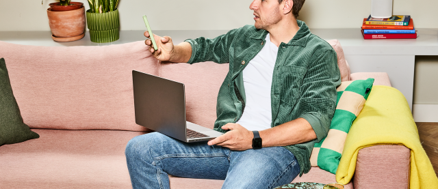 Thuiswerken met laptop op de bank