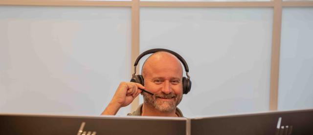Leo Kits met headset