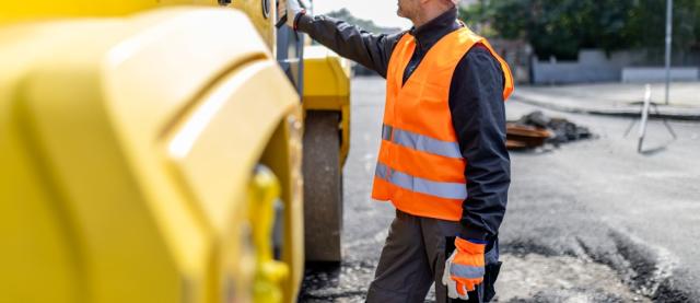 Zzp'er in veiligheidskleding werkt aan de weg