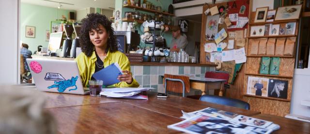 Vrouwelijke ondernemer zoekt belastingzaken uit