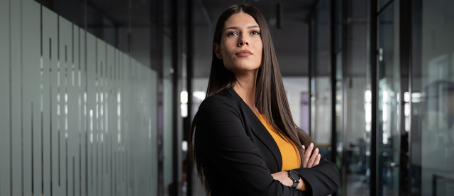 Zelfverzekerde vrouw met armen over elkaar