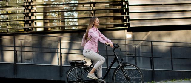Vrouwelijke zzp'er op electrische fiets
