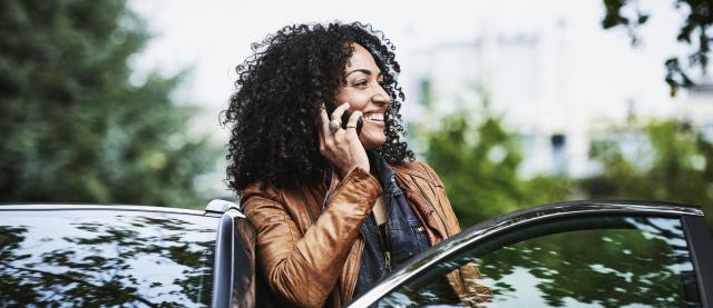 Onderneemster telefoneert bij haar auto