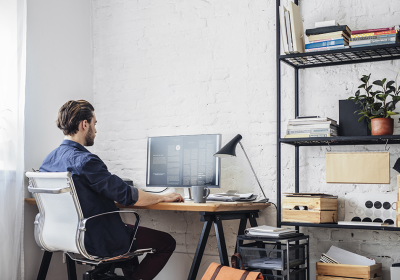 Zzp'er werkend aan bureau thuis