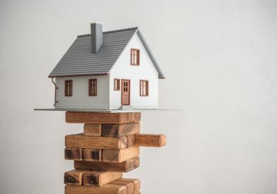 Huisje balanceerd op Jengatoren