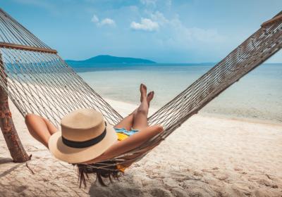 vrouw ligt te relaxen in hangmat