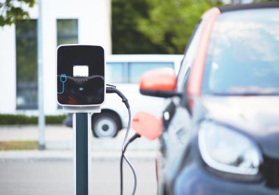 elektrische auto aan een laadpaal
