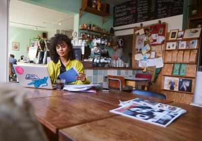 Vrouwelijke ondernemer zoekt belastingzaken uit