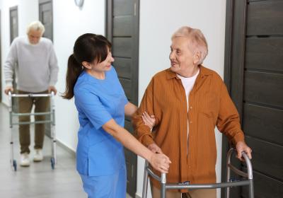 Zzp'er in de zorg helpt oudere vrouw