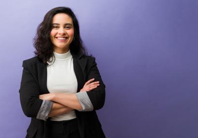 Zelfverzekerde onderneemster met handen over elkaar