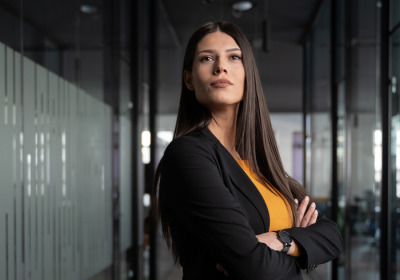 Zelfverzekerde vrouw met armen over elkaar