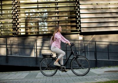 Vrouwelijke zzp'er op electrische fiets