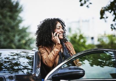 Onderneemster telefoneert bij haar auto