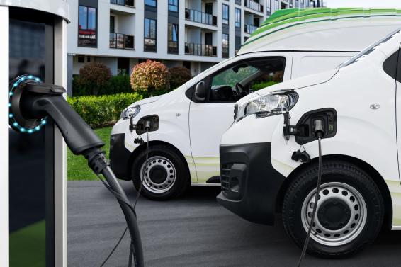 elektrische bestelbusjes aan de laadpaal