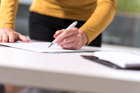 onderteken contract en voorwaarden met pen 