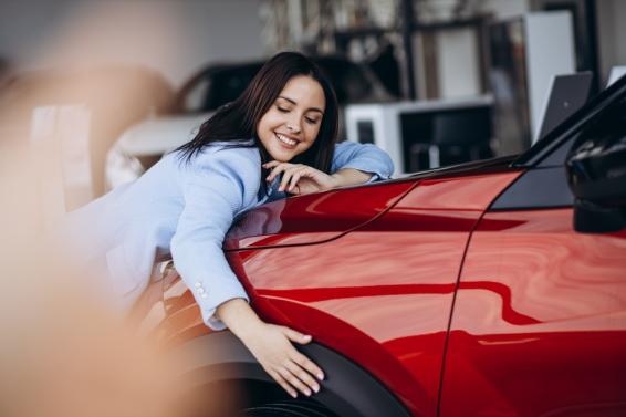 zzp'er knuffelt haar auto