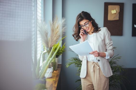 Bellende ondernemer met voorwaarden in hand