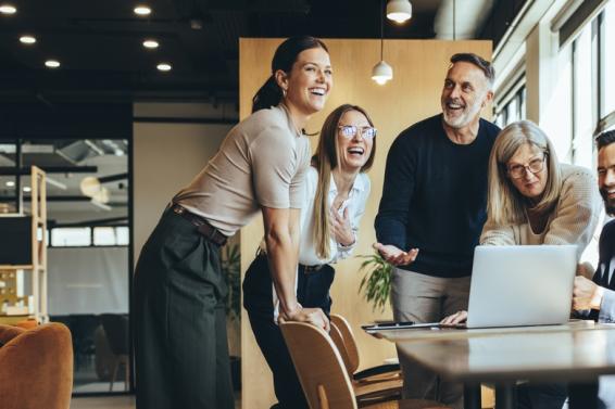 Samenwerkende, lachende collega's 