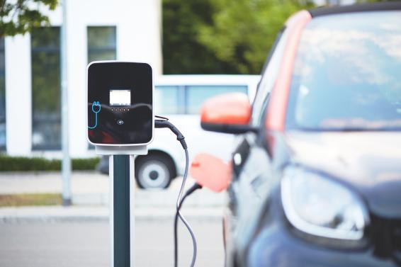 elektrische auto aan een laadpaal