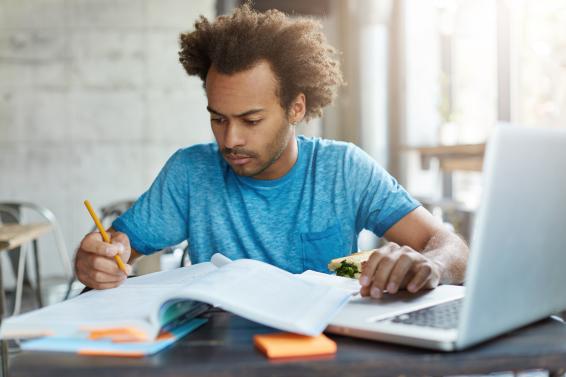 iemand die als zzp'er zonder diploma aan het werk is
