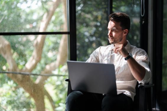 Mannelijke consultant met laptop op schoot