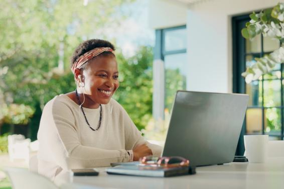 Vrouw vergelijkt zorgverzekeringen op laptop