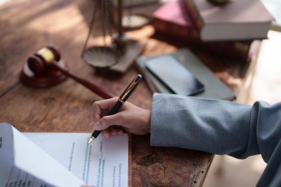 vrouw ondertekent contract