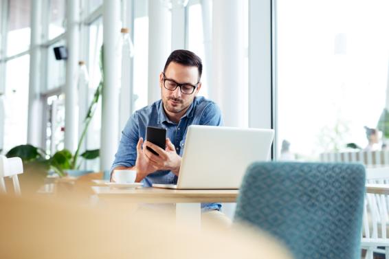 Zzp'er met telefoon in de hand