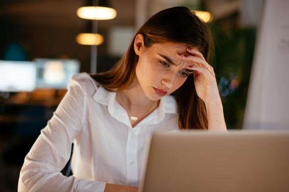 Vrouw vermoeid moeilijk kijkend aov