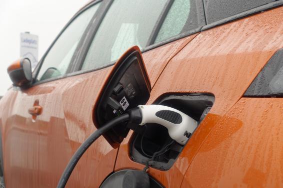 Auto wordt elektrisch geladen