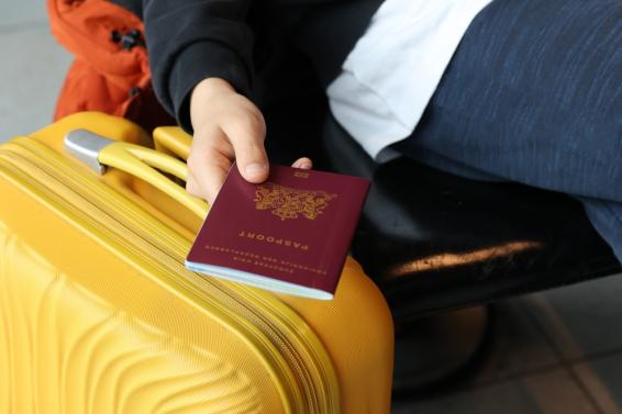 Zzp'er met koffer en paspoort in de hand