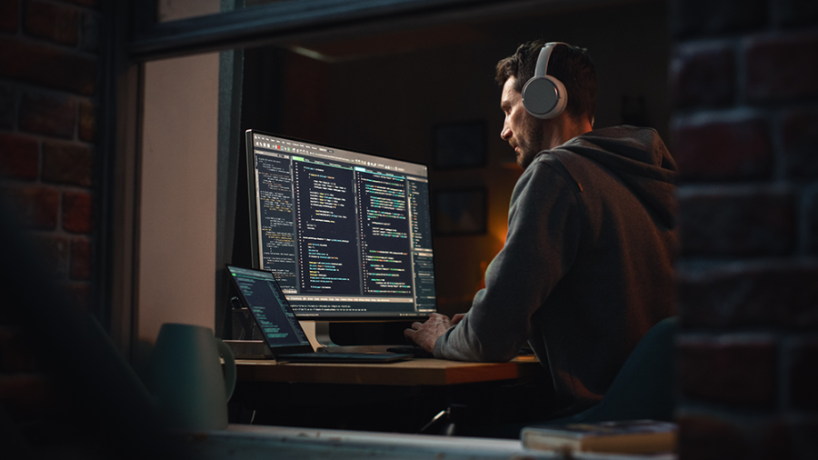 Mannelijke zzp'er werkt aan de websitecode