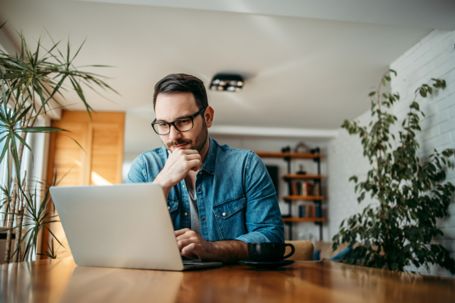 Man met laptop checkt financiële status
