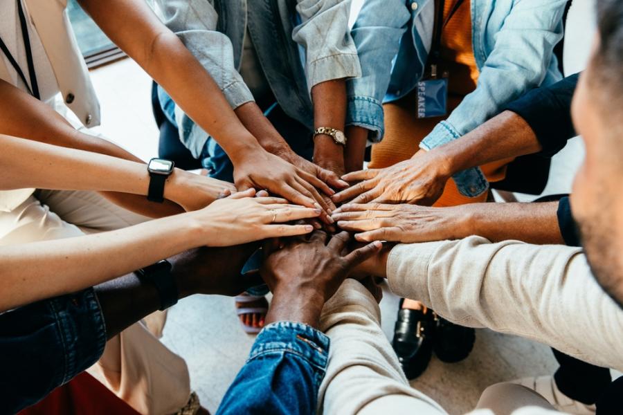 Groep mensen met handen bijelkaar