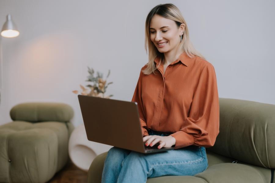 zzp'er werkend met laptop op schoot