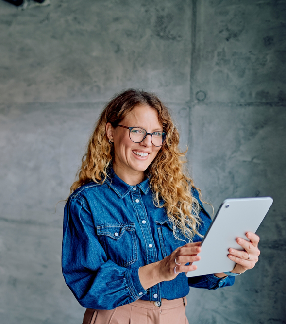 Zzp'er met tablet in de hand