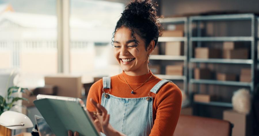 Zelfstandig onderneemster met tablet in de hand