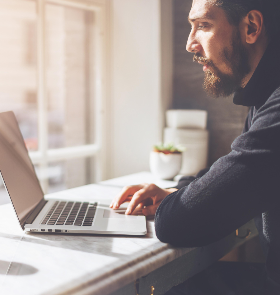 Ondernemer achter laptop oriënterend voor AOV