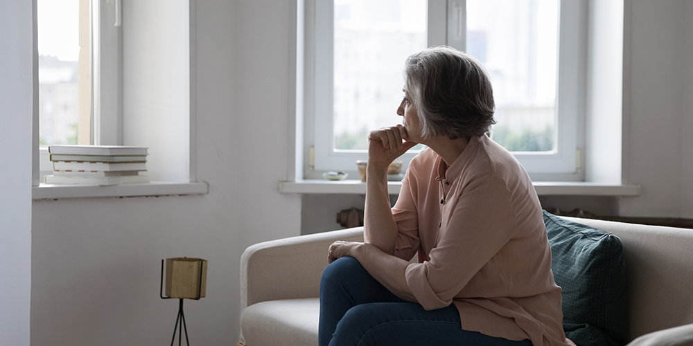 Verdrietige vrouw na overlijden partner