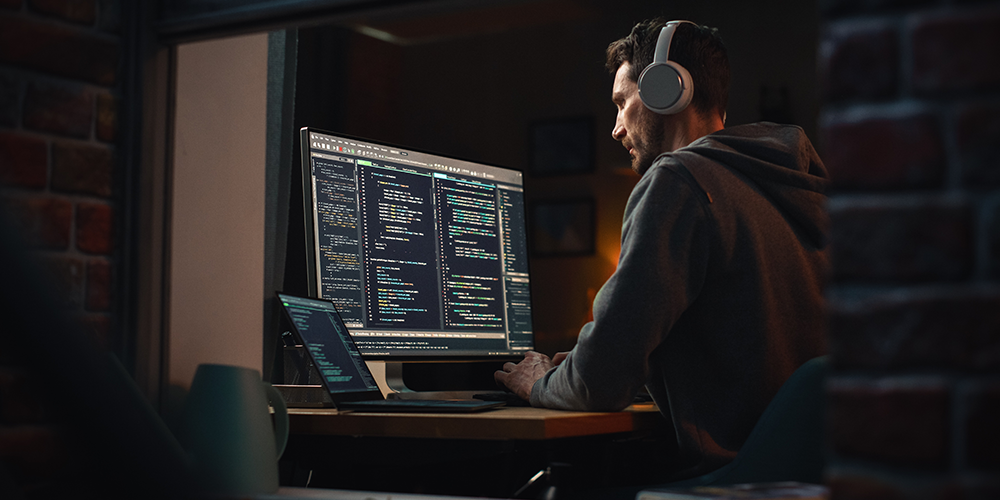 Mannelijke zzp'er werkt aan de websitecode